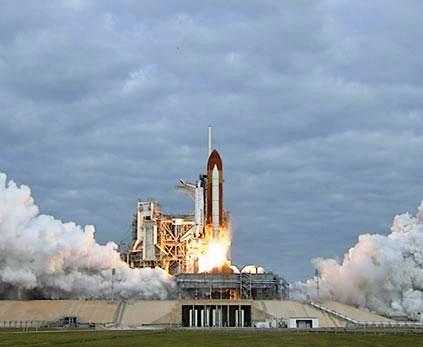 太空梭奮進號 (Space Shuttle Endeavour / STS-134）發射升空(圖片來源: http://www.nasa.gov/mission_pages/shuttle/main/index.html)