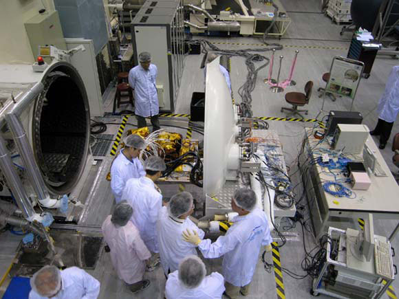 AMS-02電子元件在太空中心整測廠房進行熱真空測試作業