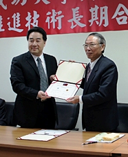 國立成功大學黃煌煇校長與國研院太空中心張桂祥主任代表簽署合作備忘錄。