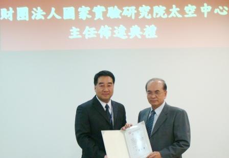 國研院院長陳文華(右)頒發聘書予太空中心主任張桂祥(左)。