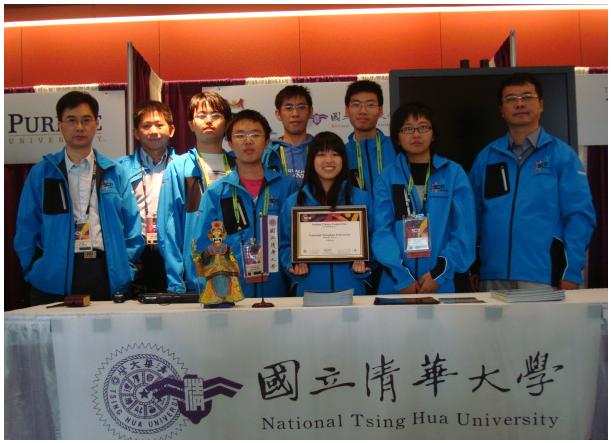 清華大學獲獎團隊、鍾葉青教(右一)及國網中心江國寧主任(左一)於SC11大會現場合影。