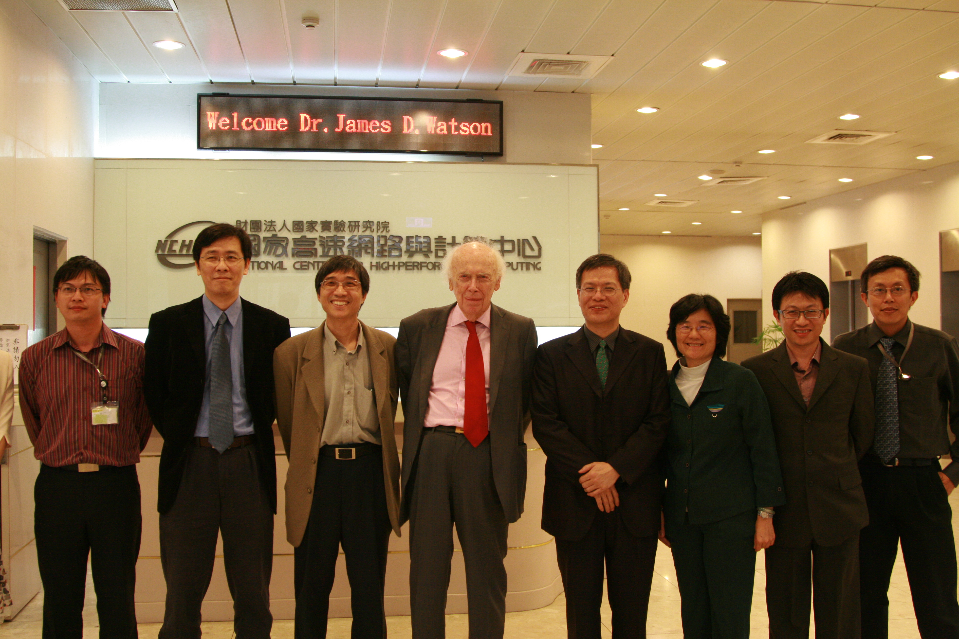 華生博士（中）與黃維誠副主任（左二）、謝昌煥博士（左三）、清大江安世教授（左五）及國網中心團隊合影。圖片來源：國網中心