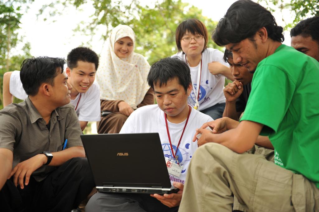 志工與印尼當地居民互動。圖片提供：新竹市青草湖社區大學發展協會http://www.bamboo.hc.edu.tw/