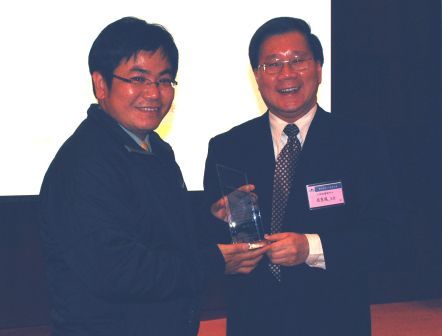 計量工程學會理事長段家瑞(右)頒發「第十一屆傑出計量工程師獎」予國研院儀科中心陳峰志副主任(左)。