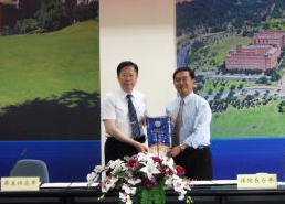 國研院儀科中心主任蔡定平(左)與暨南大學科技學院院長孫台平(右)共同主持簽約儀式。