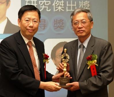 潘文淵文教基金會董事長史欽泰(右)，頒發2010年「研究傑出獎」予國研院儀科中心主任蔡定平(左)。