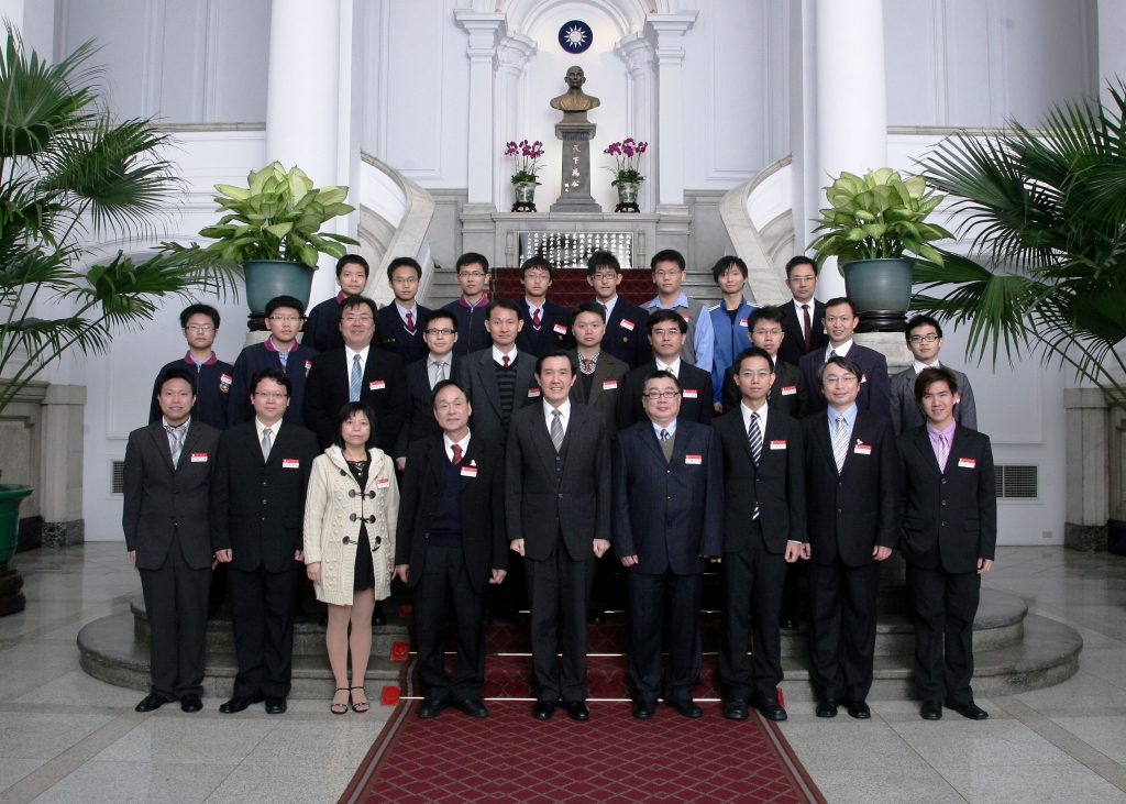 馬總統與第61屆德國紐倫堡發明展台灣代表團成員合影。儀科中心同仁魏子軒（前排左一）與曾釋鋒（前排左二）。