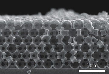 利用原子層沉積技術在深寬比達 9:1 奈米球結構上製作高覆蓋性氧化鋁奈米球殼