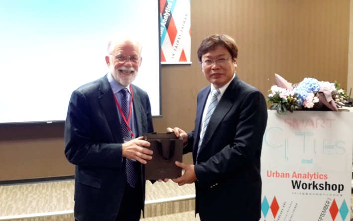 ANL's Director of Government Relations, Norman D. Peterson (left) and NARLabs' President Ching-Hua Lo (right).