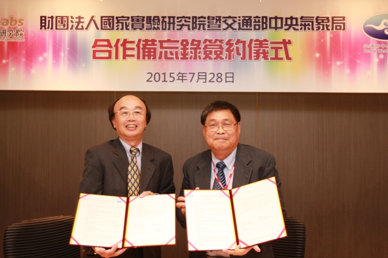Vice President Jough-Tai Wang of NARLabs (right) and Director-General Tzay-Chyn Shin of the Central Weather Bureau (left) signed a memorandum of understanding