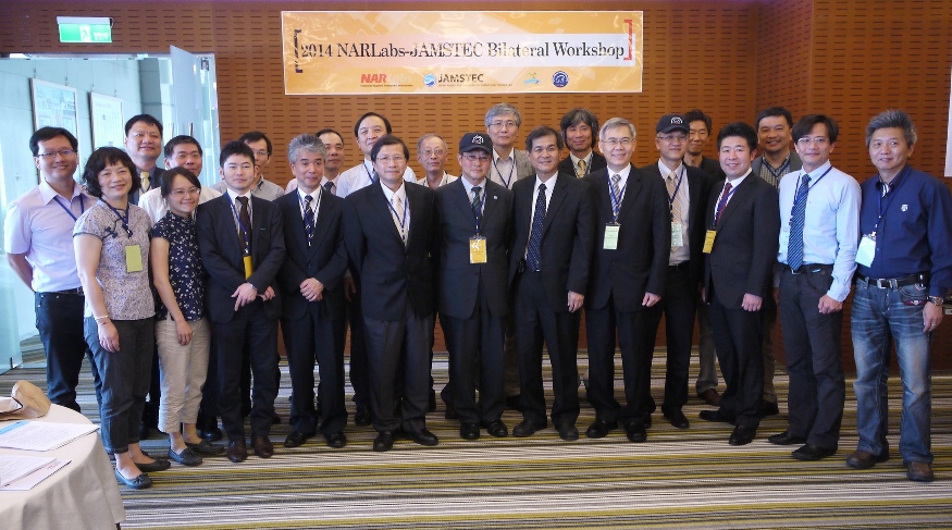 Group photo: Senior Vice President Tung-Yang Chen of NARLabs (front fifth from left), JAMSTEC Executive Director Dr. Hitoshi Hotta (front sixth from left), President Hung-Duen Yang of NSYSU (front sixth from right), President Chau-Jen Chow of NKMU (front fifth from right).