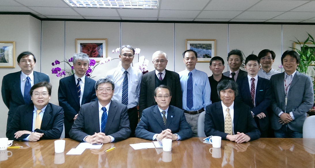 Group photo: Deputy Minister Chung-Liang Chien of MOST (front second from left), President Ching-Hua Lo of NARLabs (front first from left), JAMSTEC Executive Director Dr. Hitoshi Hotta (front third from left).