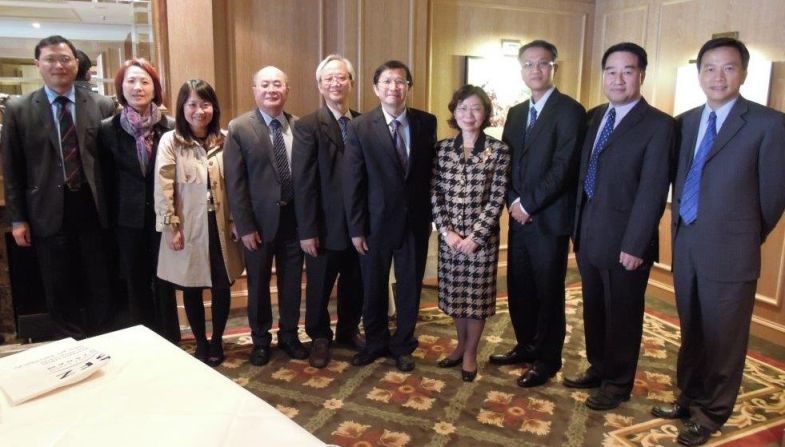 NARLabs Senior Vice President Dr. Tung-Yang Chen (6th from left), Representant Agnes Hwa-Yue Chen (4th from right), Stellvertretender Representant Dr. Klement Gu (first from right), Director of NOSTD German office Dr. Suang-Jing Pong(first from left), Ms. Hui-Chen Lin (2nd from left) .