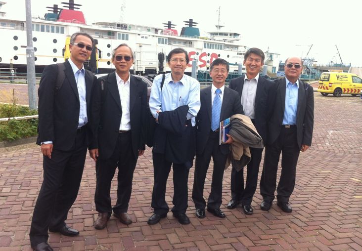 NARLabs Senior Vice President Dr. Tung-Yang Chen (3rd from left), Director of Economic Division Thomas P.C. Tung (3rd from right), Li-tong Wang (2nd from right).