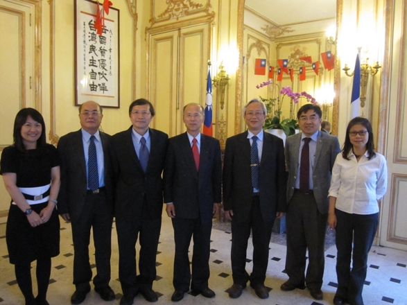 NARLabs Senior Vice President Dr. Tung-Yang Chen (third from left), Ambassador Michel Ching-long Lu (middle), Director of NOSTD French office Dr.Wen-Guey Wu (second from right), Hwey-Ying Lee (first from right).