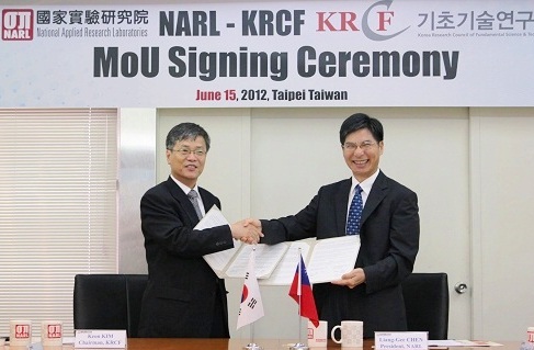 國研院陳良基院長(右)與韓國KRCF 金健理事長(左)共同簽訂合作備忘錄。