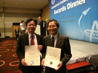 「國家太空中心」主任苗君易(右)和國立中央大學太空及遙測中心主任劉說安(左)，榮獲「國際宇宙航行科學院」院士殊榮。