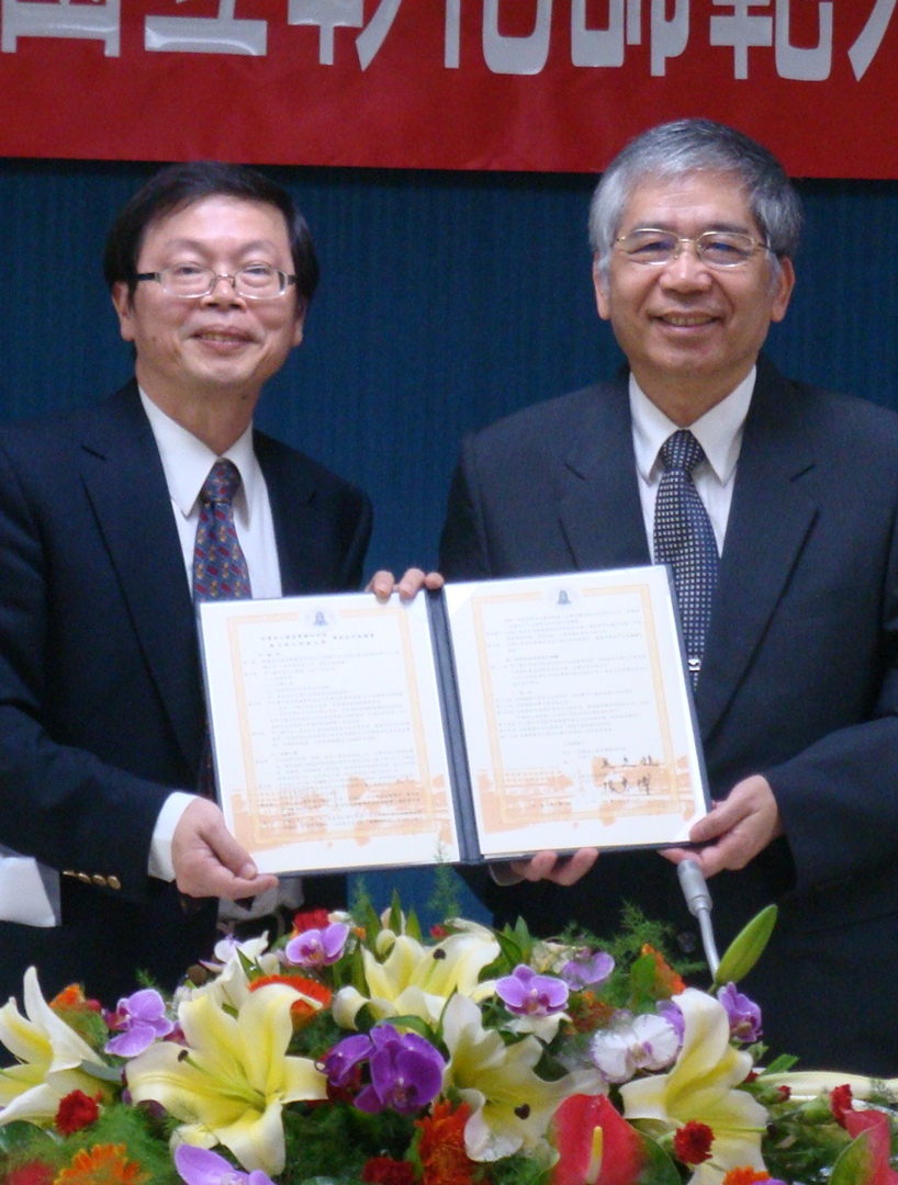 國研院代理院長吳光鐘(左)與彰師大校長張惠博(右)簽訂合作協議