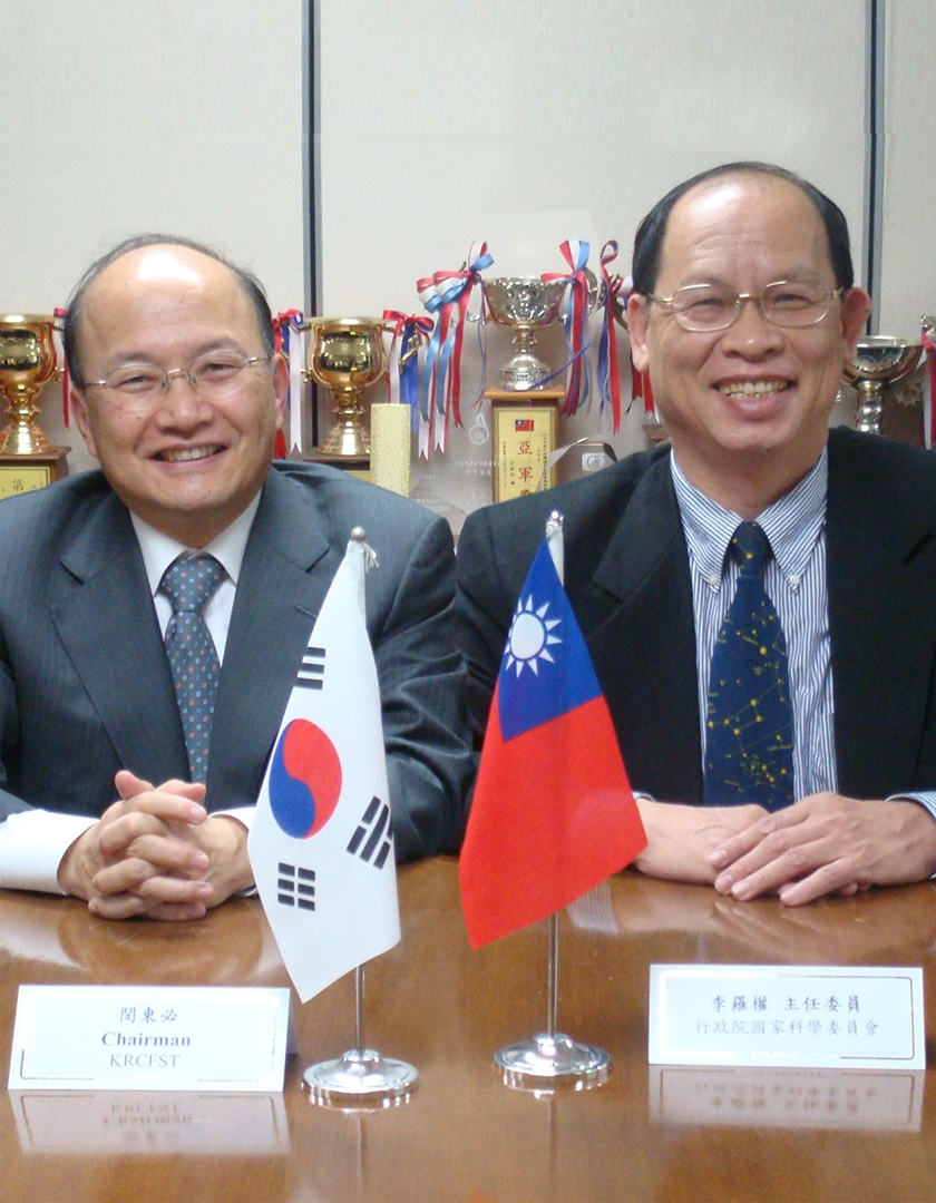 KRCF理事長閔東必教授(Prof. Dong-Pil MIN)(左)與國科會李羅權主委合影