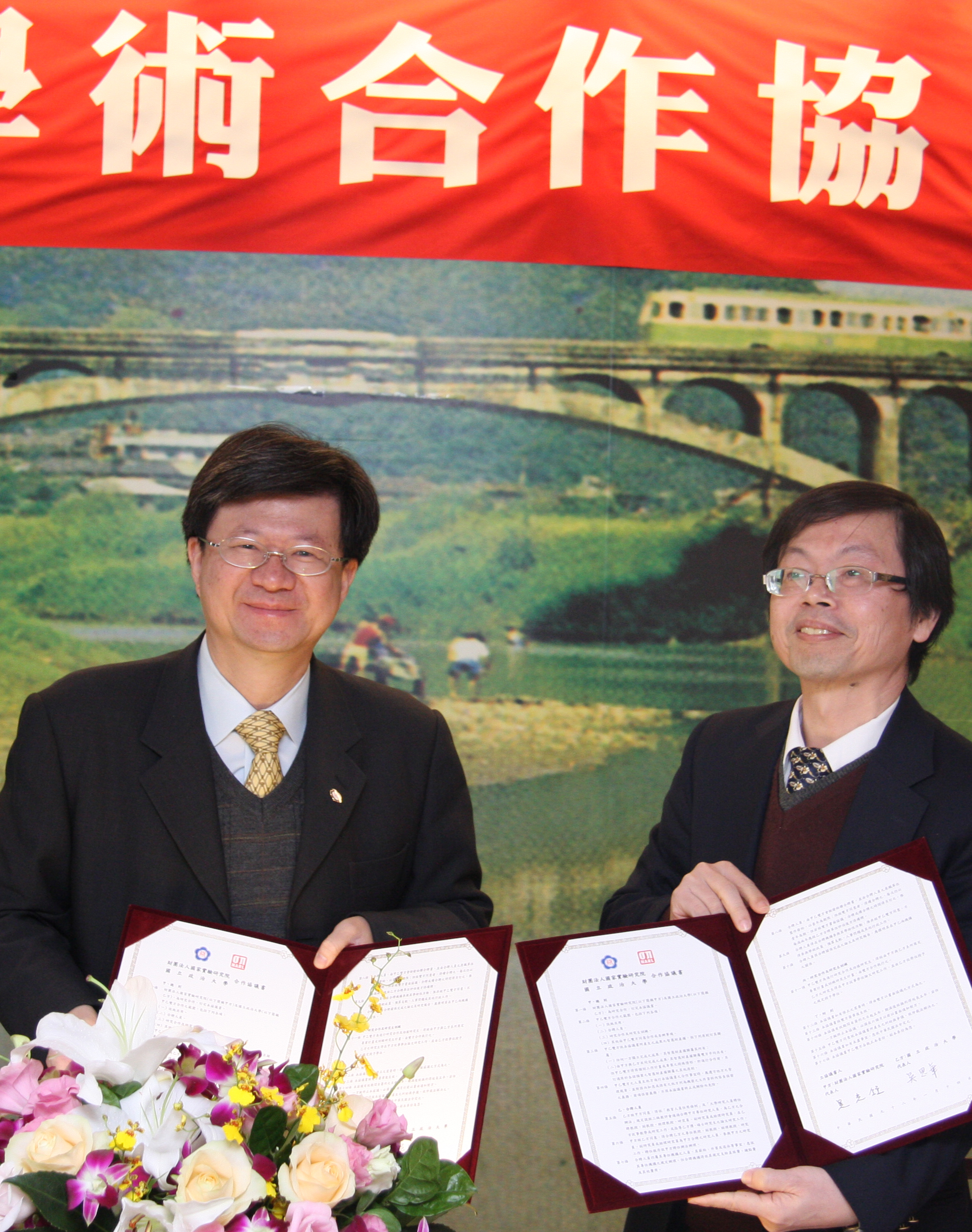 政大校長吳思華(左)與國家實驗研究院代理院長吳光鐘代表簽約。