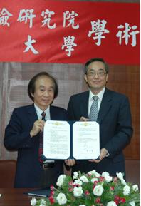 國研院院長(左)與東海大學校長程海東(右)簽訂合作協議書