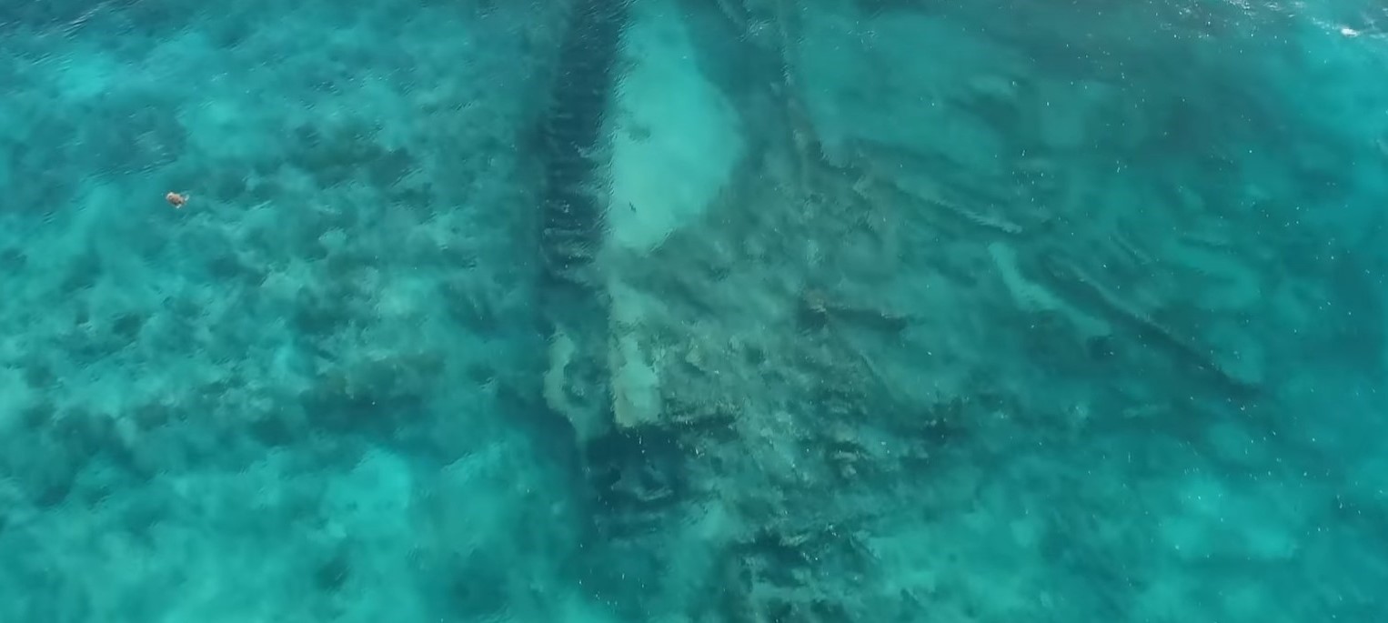 位於東沙群島潟湖口的沉船殘骸