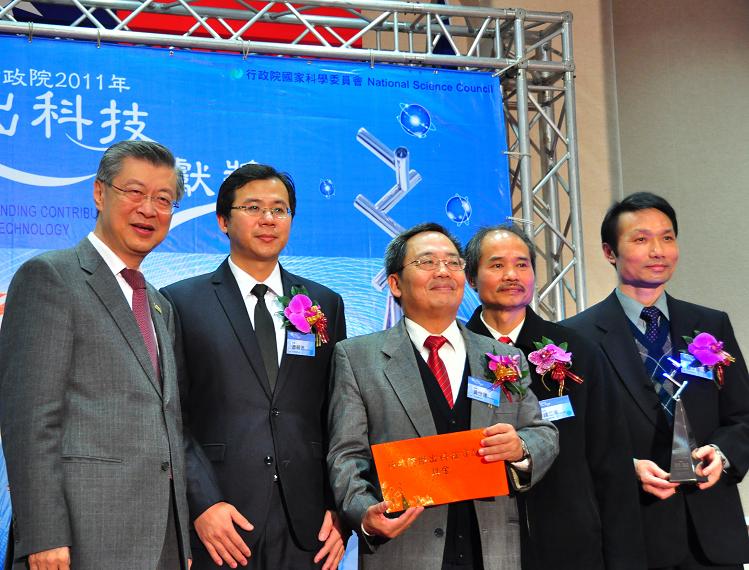 The 2011 Award for Outstanding Contributions in Science and Technology Ceromony. (From left) Vice Premier Chen Chun (陳沖), Associate Researcher Fu-Pei Hsiao(蕭輔沛), Professor Shyh-Jiann Hwang(黃世建), Researcher Lap-Loi Chung(鍾立來), and Researcher Wen-Yu Chien(簡文郁).