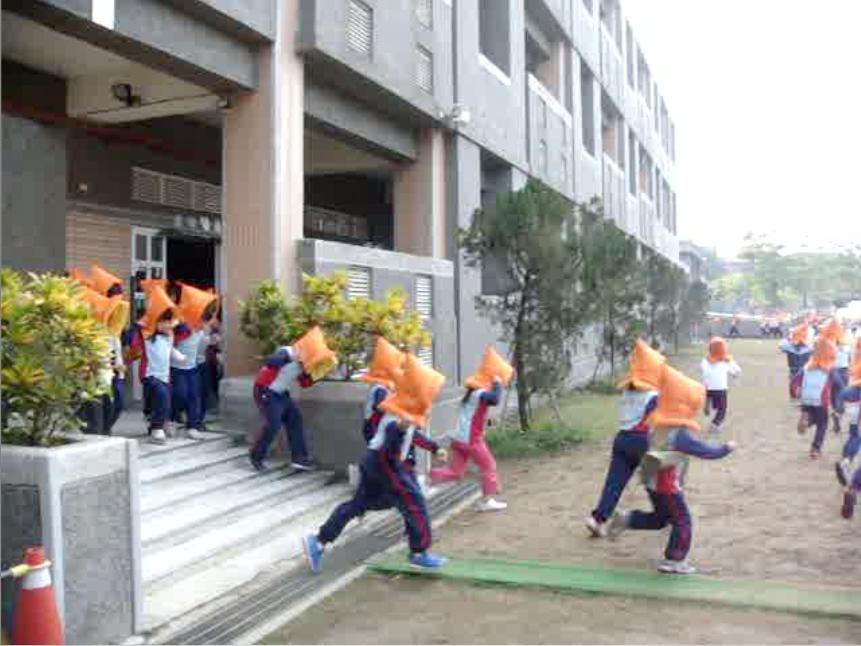 After an on-site earthquake early warning system was set off, the students in the ground floor quickly evacuated through the pre-designated route.