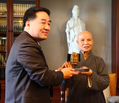Master Cheng Yen, the founder of Tzu Chi(right), and Guey-Shin Chang, director general of the NARL-NSPO(left), both parties made reciprocal commendations for their outstanding contributions to the international disaster relief.
