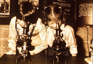 小學生使用儀科中心研製的顯微鏡