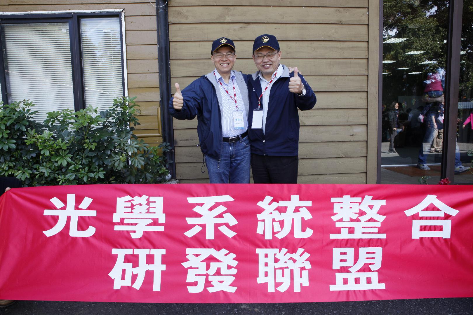 國研院儀科中心楊燿州主任（左）與台灣大學陳亮嘉特聘教授（右）合照