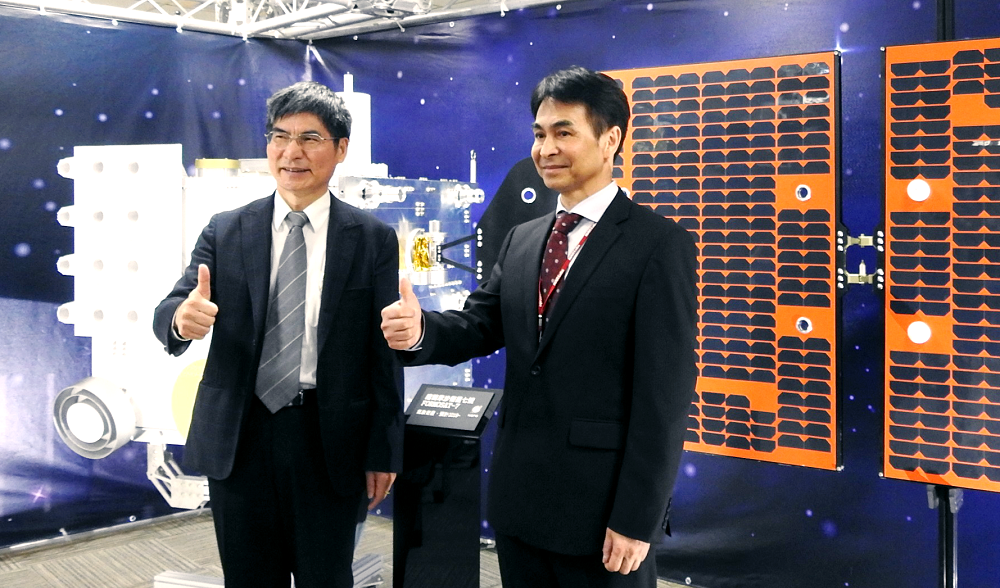 科技部部長陳良基(左)與太空中心主任林俊良合影，背景為福衛七號1比1模型。