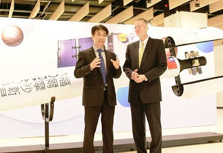 國研院太空中心林俊良主任(左)向AIT酈英傑處長介紹福爾摩沙衛星七號。