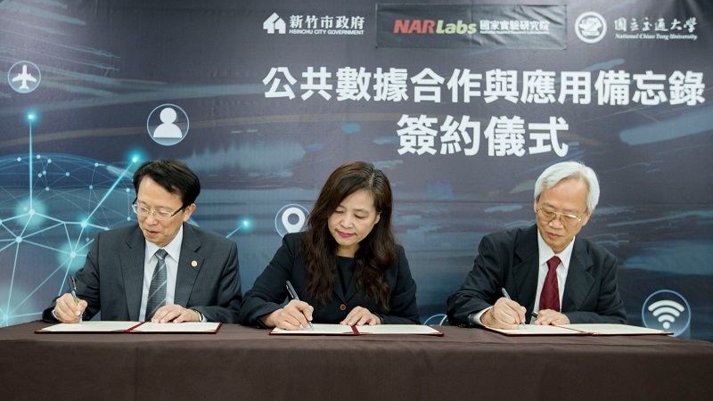 國網中心(右起)與新竹市政府、國立交通大學簽署AI人工智慧公共數據合作與應用備忘錄。