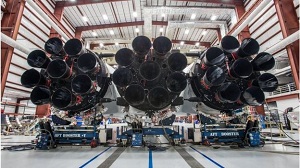 圖三：獵鷹重型三個芯27個發動機，圖片經Space X授權使用