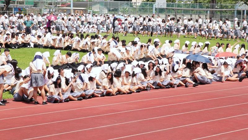 正心中學學生排字於FS7帆布外圍。