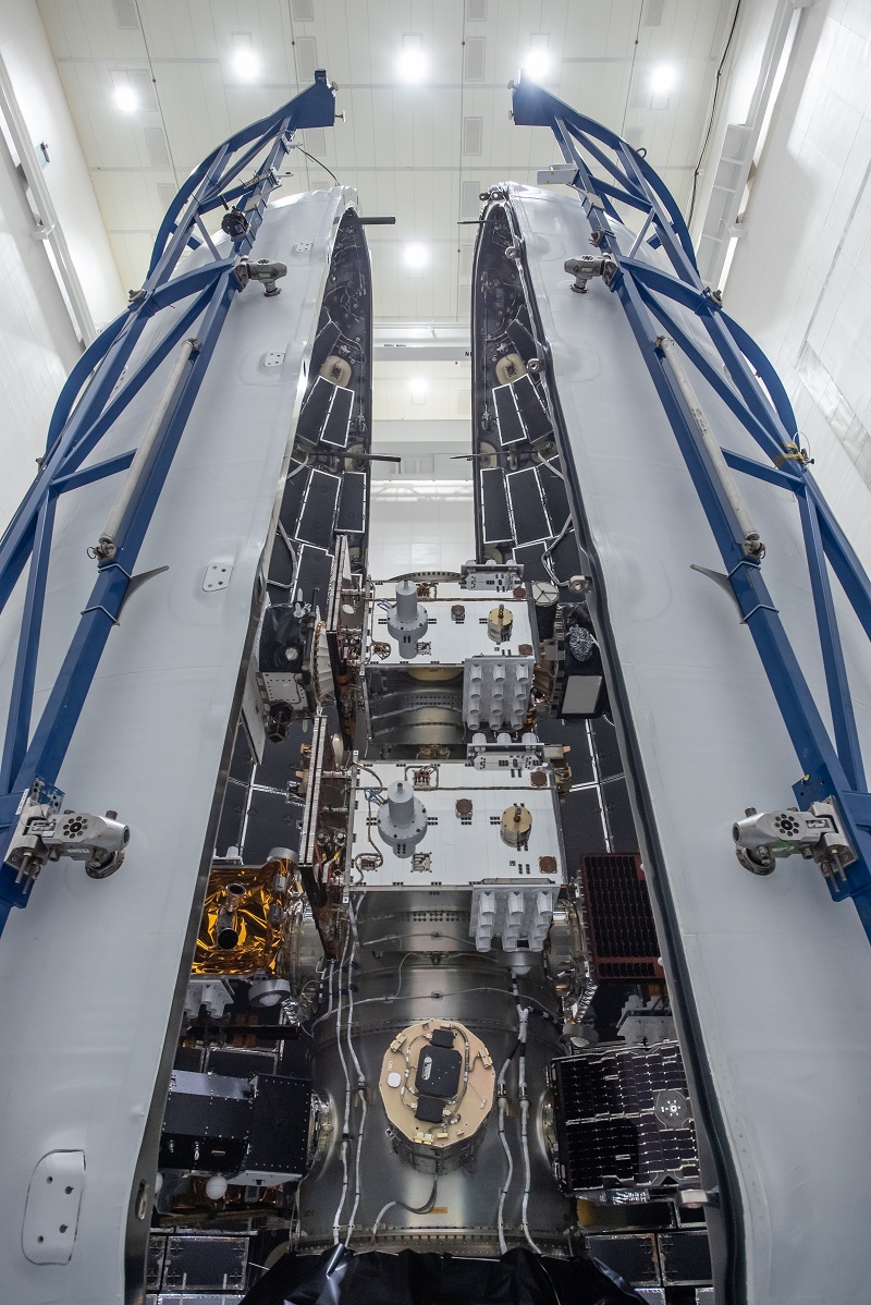STP-2任務24枚衛星準備進行與火箭酬載艙封裝(Encapsulation)。