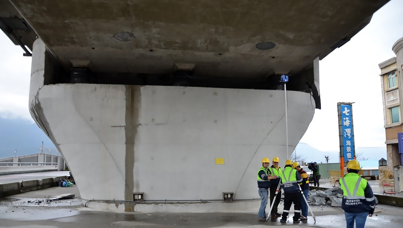 2018年2月6日花蓮地震橋梁工程師檢查橋梁受損的情況。