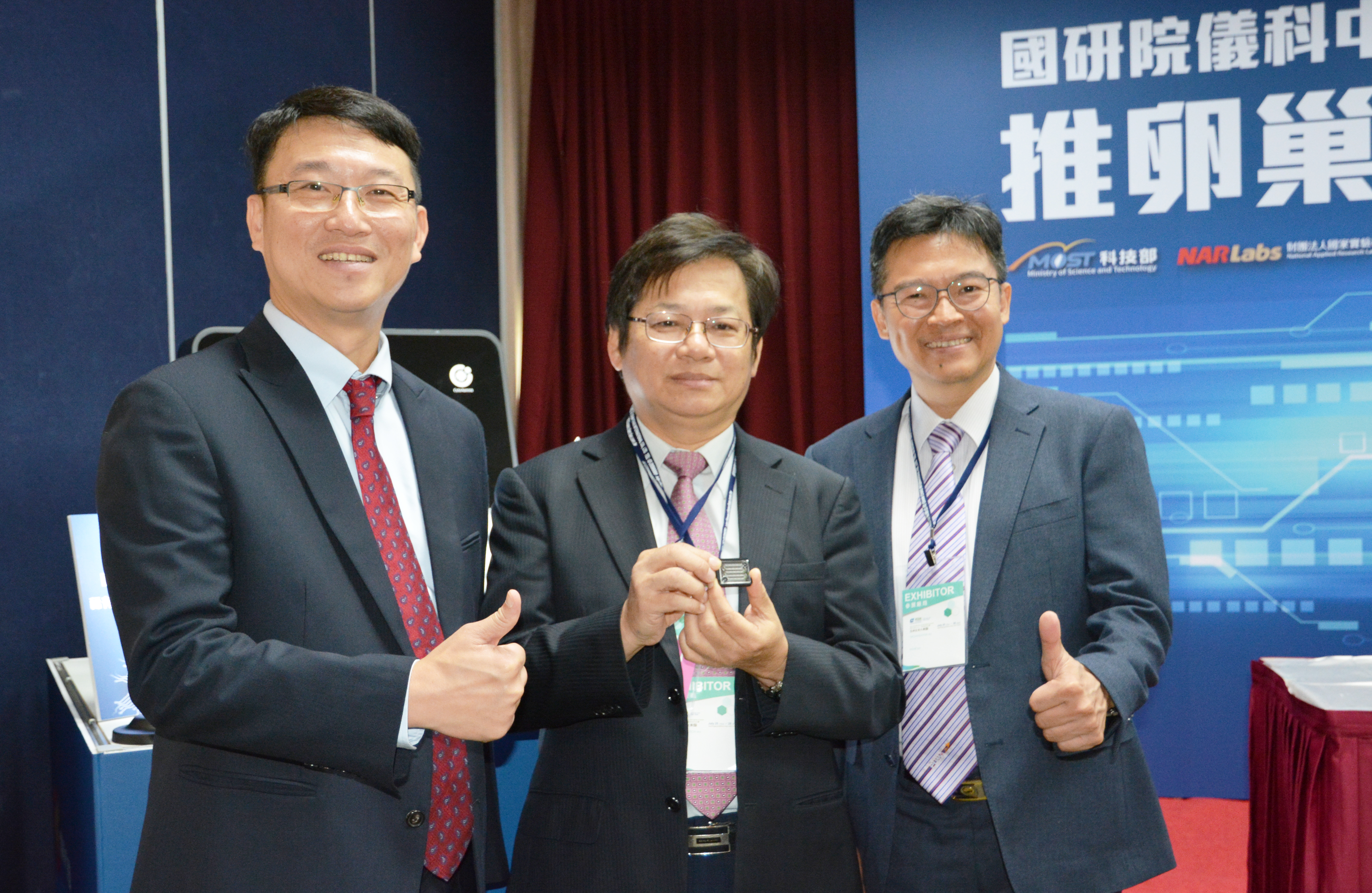 醫華生技董事長黃忠諤(左)感謝國研院院長王永和(中)和國研院儀科中心主任楊燿州對他們的協助與支持。