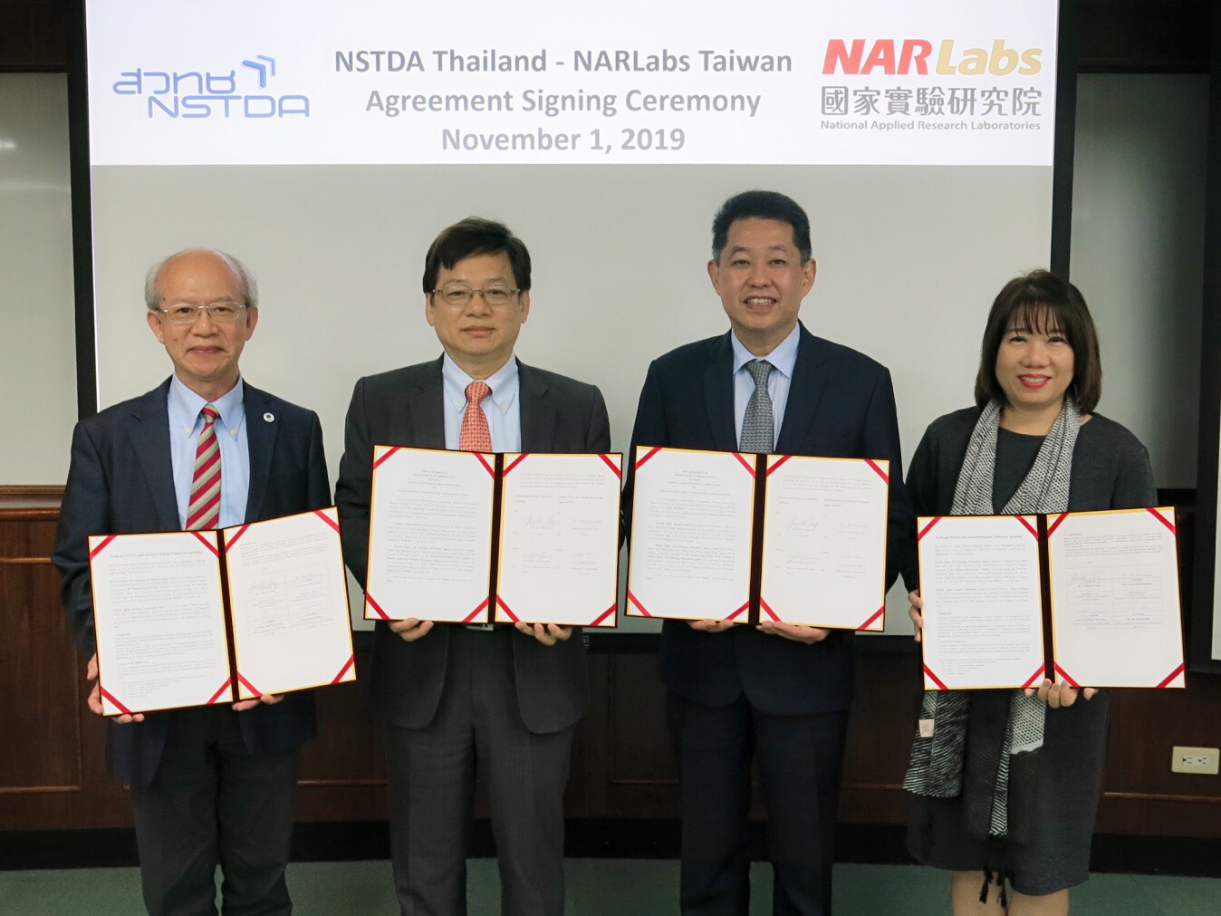 The Agreement was signed by President Yeong-Her Wang of NARLabs and President Narong Sirilertworakul of NSTDA under the witness of Dr. Franz Ming-Chih Cheng, Director of International Affairs Office, NARLabs and Dr. Lily Eurwilaichitr, Vice President for International Collaboration, NSTDA. 