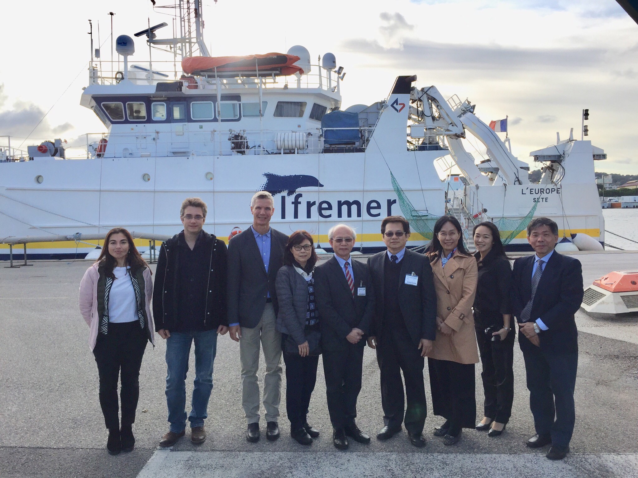 Visiting the research vessel at Ifremer’s Toulon research center. From left to right: Ms. Emmanuelle Platzgummer (Ifremer), Dr. Lorenzo Brignone (Ifremer), Dr. Jan Opderbecke (Ifremer), Ms. Hui-Ying Li (Department of International Cooperation and Science Education researcher), Dr. Ming-Chih Cheng (International Affairs Office director), Prof. Yeong-Her Wang (NARLabs president), Ms. Ching Kuo (Department of Engineering and Technologies deputy director general), Dr. Mei-Yu Chang (International Affairs Office assistant researcher) and Prof. Chau-Chang Wang (Taiwan Ocean Research Institute director)