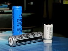 左二為18650鋰電池，右一為CR123A鋰電池author:Malcolm Koo,(CC BY-SA 4.0)