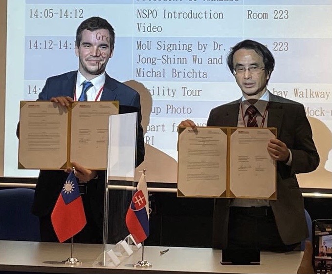 斯國太空發展辦公室主任米哈．布列斯塔(左)，與國研院國家太空中心主任吳宗信(右)，簽署合作備忘錄。