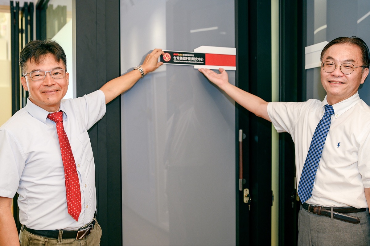 國研院儀科中心成大辦公室正式啟用，楊燿州主任(左)莊偉哲主任(右)