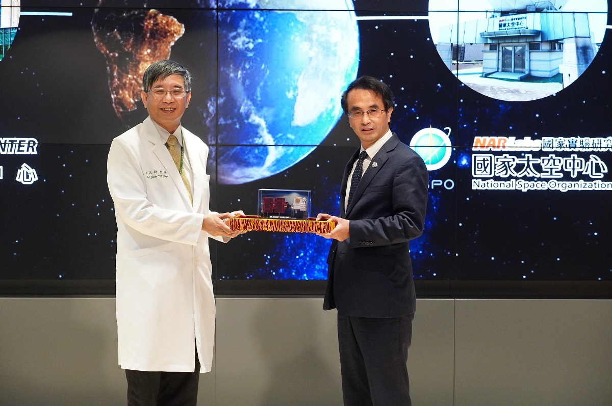 國研院太空中心贈與臺大醫院癌醫中心分院福衛七號模型