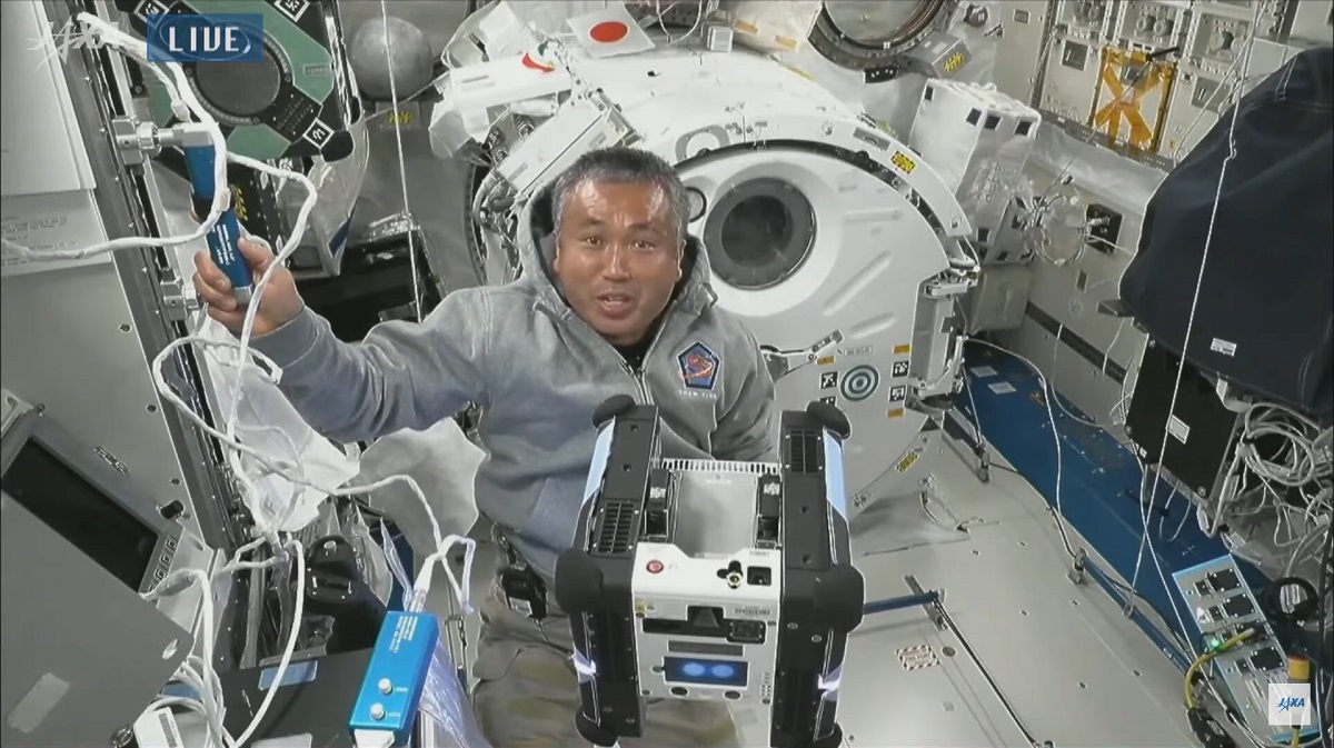 日本太空人若田光一為各隊在太空站寫入程式