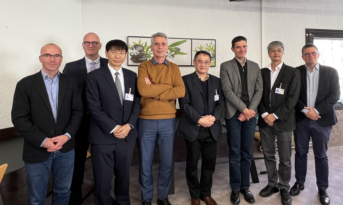 Visit to the French Alternative Energies and Atomic Energy Commission  (1st from right: Thomas Ernst, Scientific Director, CEA-Leti; 2nd from right: Hou Tuo-Hung (Alex), Director General, TSRI; 3rd from right: Sébastien Dauvé, Director, CEA-Leti; 4th from right: Lin Faa-Jeng, President, NARLabs; 5th from right: Jean-René Lequepeys, CTO, CEA-Leti; first from left: Simon Perraud, Deputy Director, CEA-Liten; second from left: Bruno Paing, Deputy Director, CEA International Affairs; third from left: Lin Fang-Pang, Deputy Director General, NCHC)