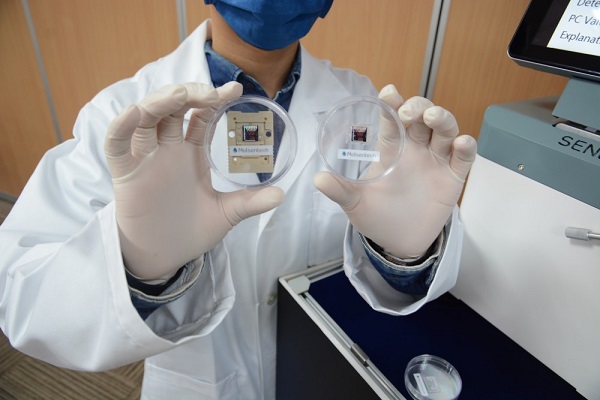 儀科中心輔導矽基分子與中研院、高榮合作，開發出世界首創的「新冠病毒快速檢測晶片」