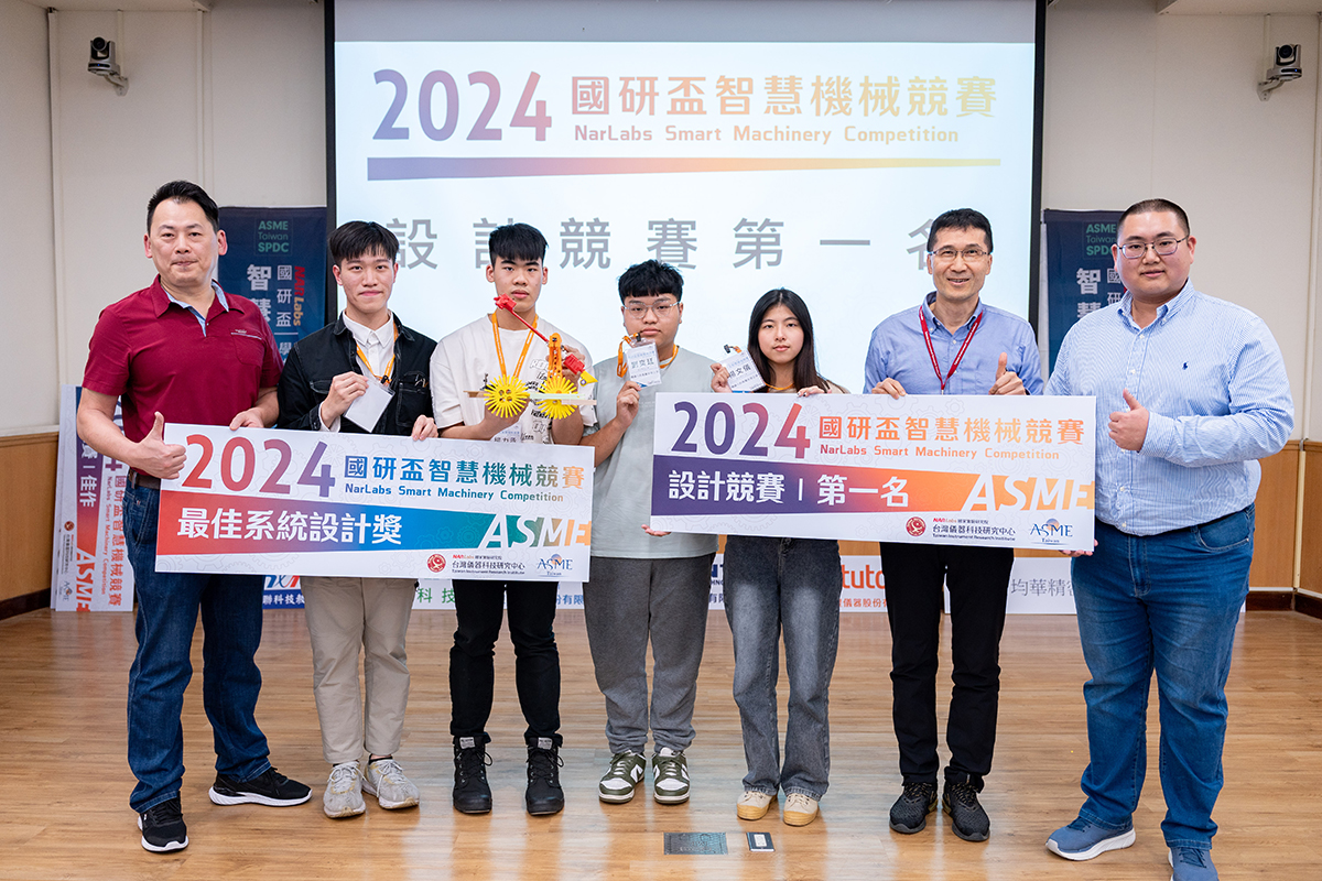 美國機械工程師學會臺灣分會理事長潘正堂（右二）頒發設計競賽第一名給聯合大學「機器人的高爾夫球之旅」團隊